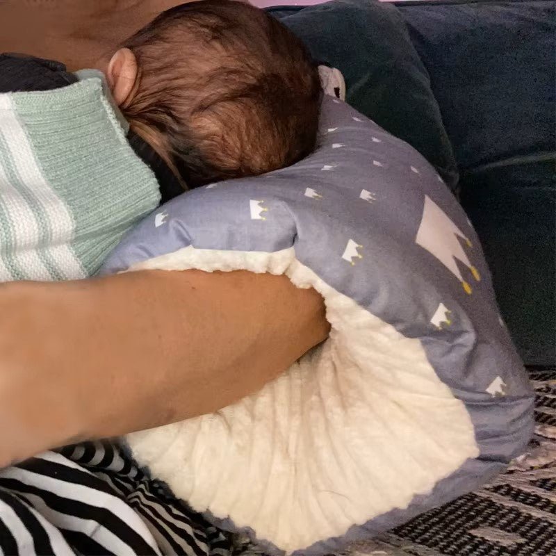Coussin d’Allaitement - ArmNurse™ - Couronnes - Mon bébé Gourmand